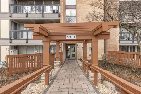 6010 Oakwood Dr #3J, Lisle, IL 60532