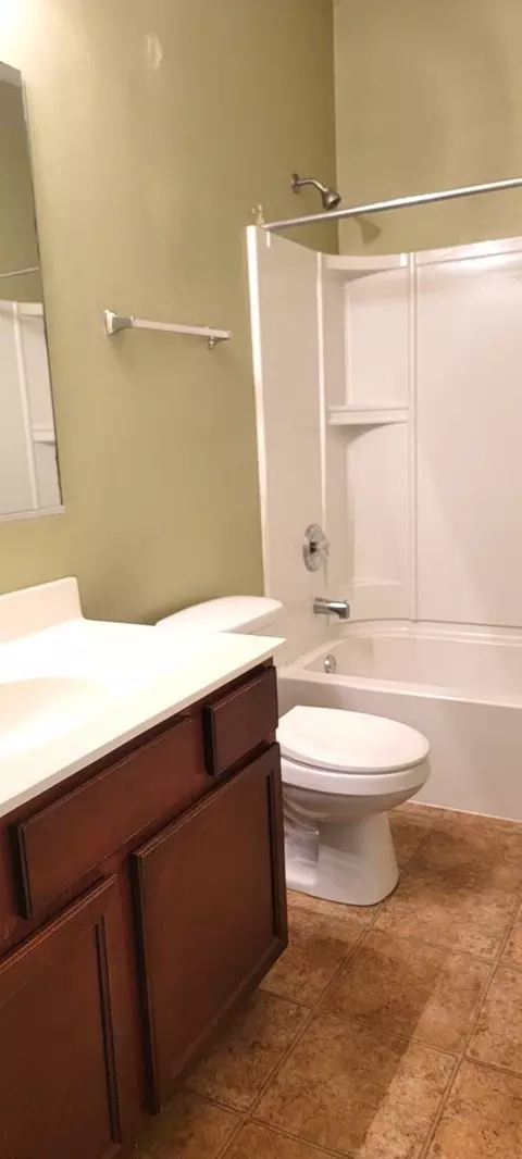 Bath - 264 Monument Dr, Elgin, IL 60124 photo 2 of 2