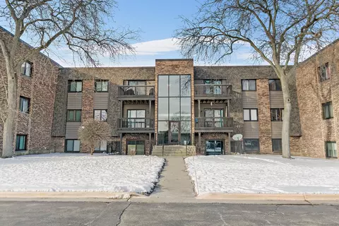1484 Stonebridge Cir #B4, Wheaton, IL 60187