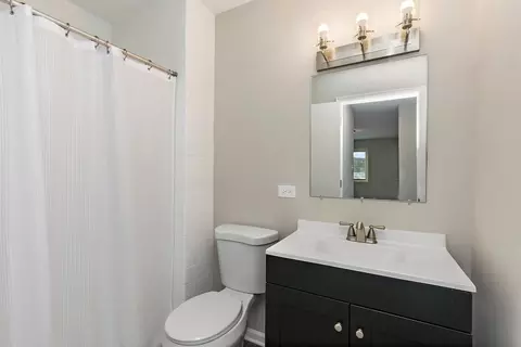 Bath - 1484 Stonebridge Cir #B4, Wheaton, IL 60187 photo 2 of 2