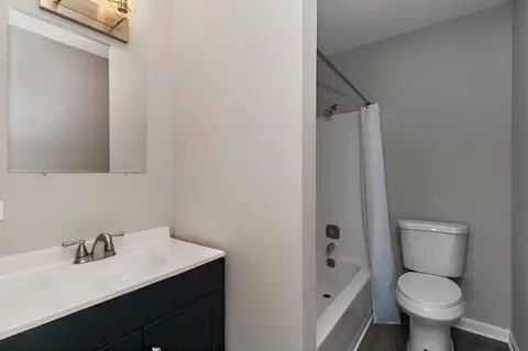 Bath - 1484 Stonebridge Cir #B4, Wheaton, IL 60187 photo 1 of 2