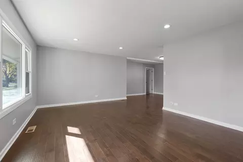 960 Olive St, Hoffman Estates, IL 60169 photo 3
