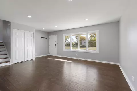 960 Olive St, Hoffman Estates, IL 60169 photo 4