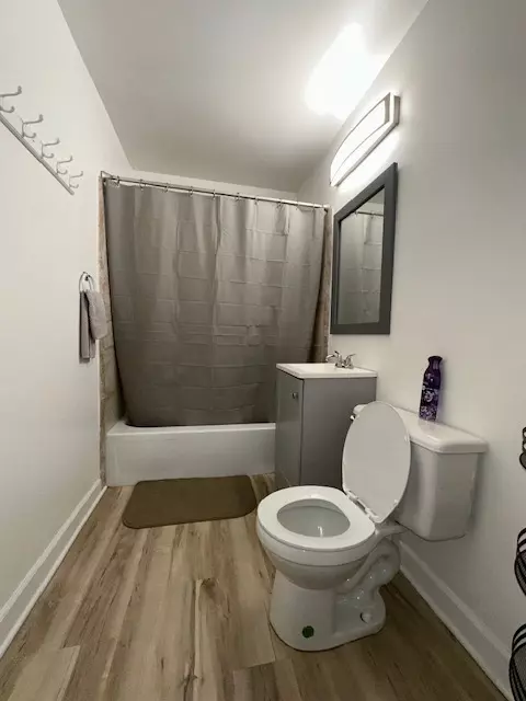 Bath - 560 Mesa Dr #206, Hoffman Estates, IL 60169 photo 1 of 3