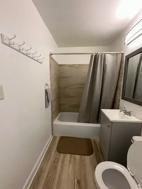 Bath - 560 Mesa Dr #206, Hoffman Estates, IL 60169 photo 2 of 3