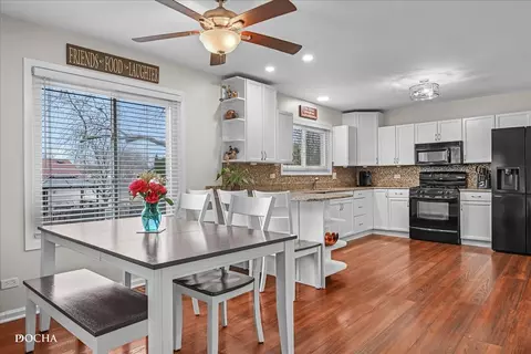 Kitchen - 324 Thistle Dr, Bolingbrook, IL 60490 photo 4 of 4