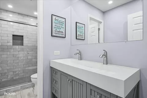 Bath - 324 Thistle Dr, Bolingbrook, IL 60490 photo 1 of 3