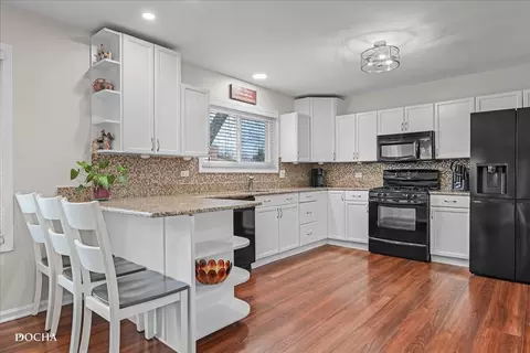 Kitchen - 324 Thistle Dr, Bolingbrook, IL 60490 photo 2 of 4