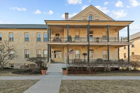 324 Leonard Wood Rd S #203, Highland Park, IL 60035