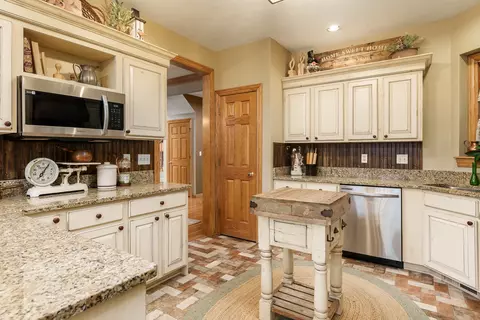 Kitchen - 9062 Forest Ridge Dr, Roscoe, IL 61073 photo 4 of 7
