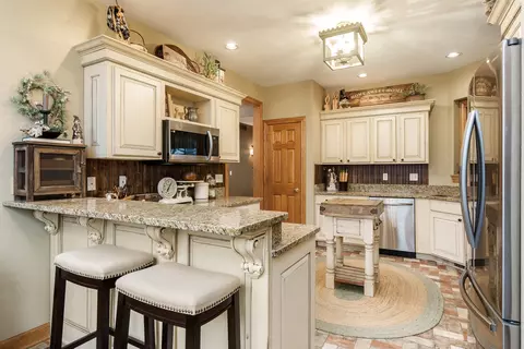 Kitchen - 9062 Forest Ridge Dr, Roscoe, IL 61073 photo 5 of 7