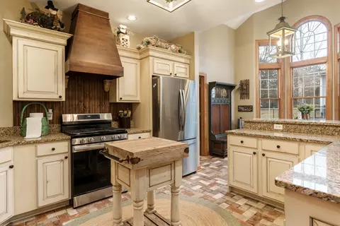 Kitchen - 9062 Forest Ridge Dr, Roscoe, IL 61073 photo 2 of 7