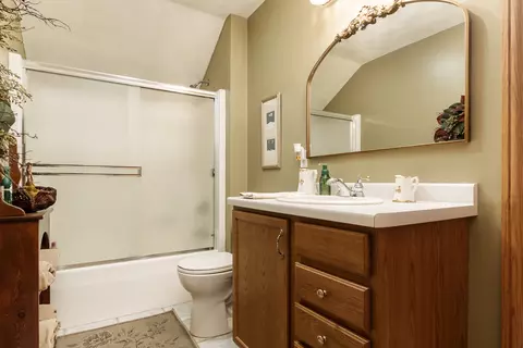 Bath - 9062 Forest Ridge Dr, Roscoe, IL 61073 photo 4 of 6