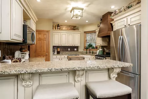 Kitchen - 9062 Forest Ridge Dr, Roscoe, IL 61073 photo 6 of 7