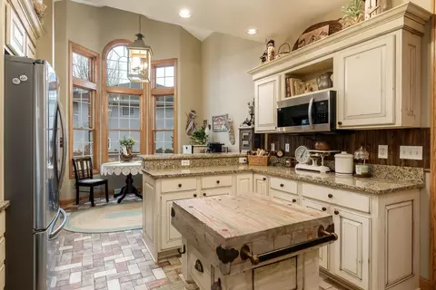 Kitchen - 9062 Forest Ridge Dr, Roscoe, IL 61073 photo 3 of 7