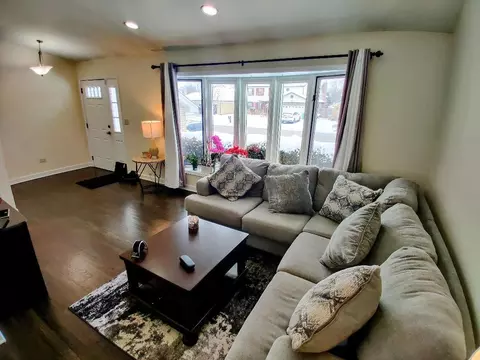 715 Longtree Dr, Wheeling, IL 60090 photo 3