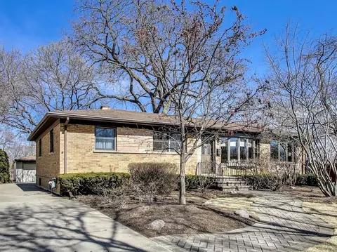 1502 W Willow Ln, Mount Prospect, IL 60056