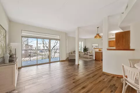 Living - 3135 Town Square Dr #105, Rolling Meadows, IL 60008 photo 1 of 2