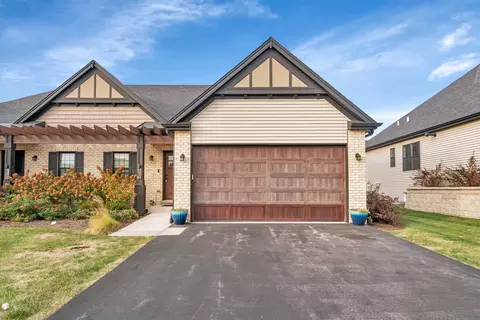 560 Mihelich Ln, Lockport, IL 60441