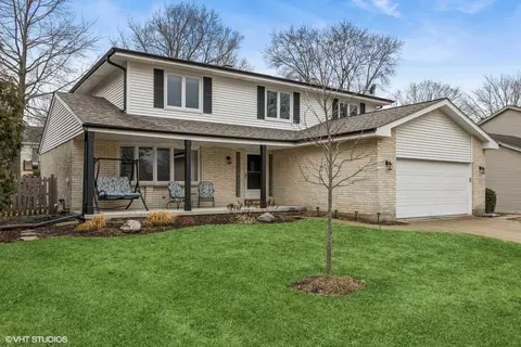 5 Pin Oak Ct, Cary, IL 60013