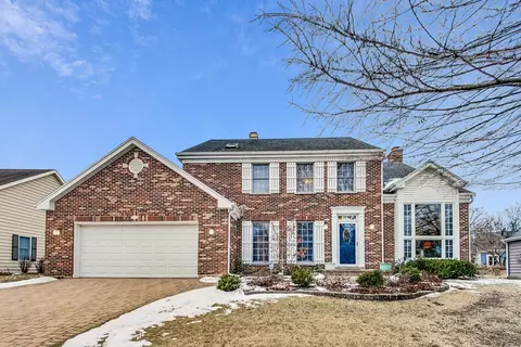 2142 N Charter Point Dr, Arlington Heights, IL 60004