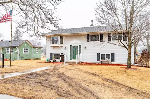 206 W 3rd St, Leaf River, IL 61047