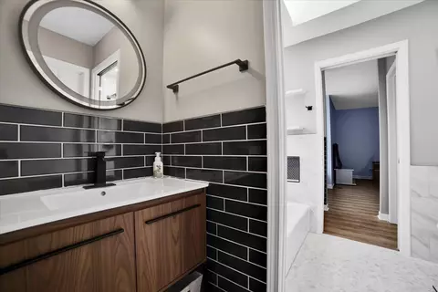 Bath - 2417 Rivermist Ct, Naperville, IL 60565 photo 4 of 8