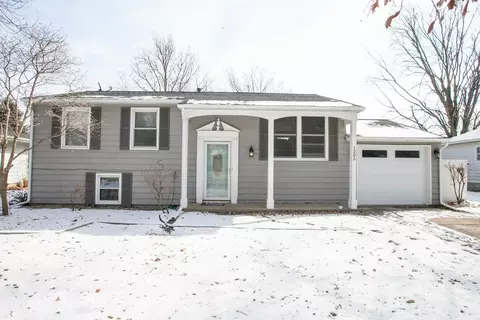 1205 Gettysburg Dr, Bloomington, IL 61704