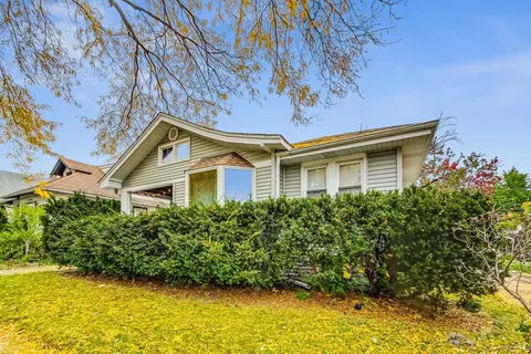 1562 E Algonquin Rd, Des Plaines, IL 60016