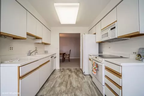 Kitchen - 2000 Chestnut Ave #403, Glenview, IL 60025 photo 1 of 1