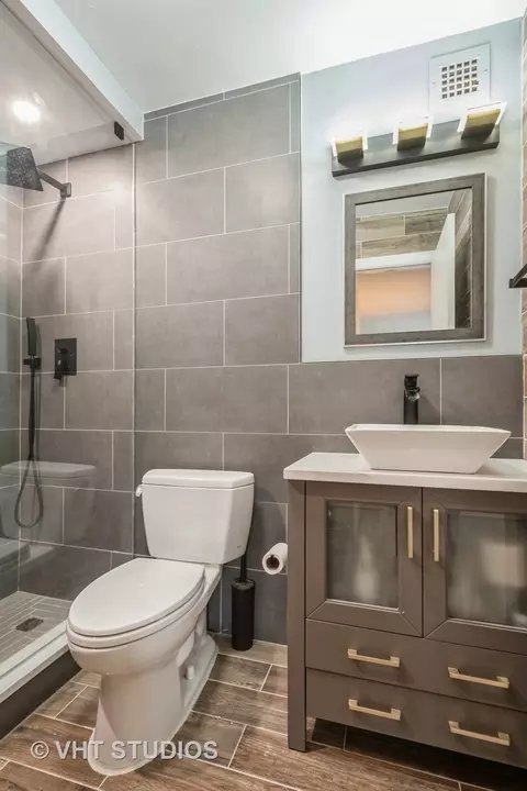 Bath - 6933 N Kedzie Ave #116, Chicago, IL 60645 photo 3 of 3