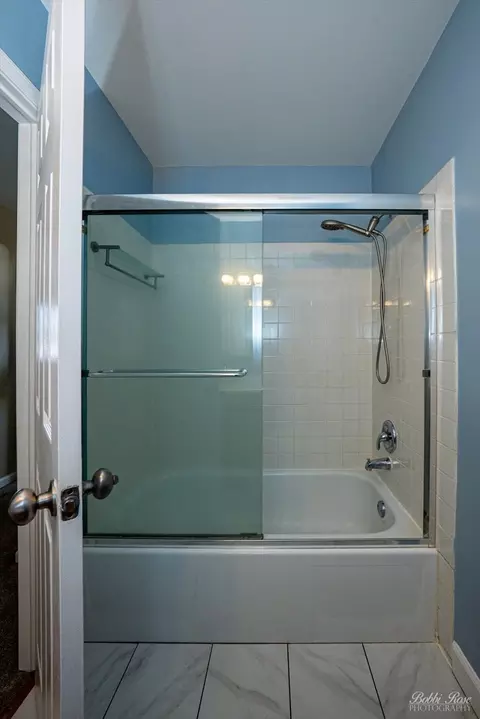 Bath - 1545 Cornell Pl, Hoffman Estates, IL 60169 photo 2 of 2