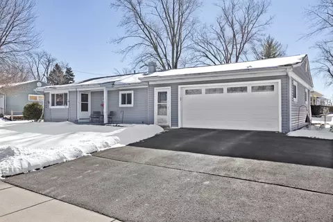 43 Cardinal Ln, Carpentersville, IL 60110