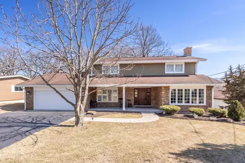 933 Lomond Dr, Mundelein, IL 60060