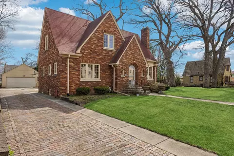 1119 Hill Ave, Elgin, IL 60120 photo 2