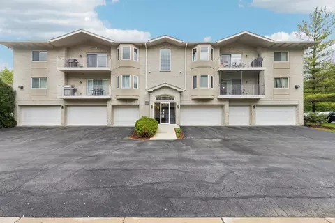 943 Elderberry Cir #303, Naperville, IL 60563