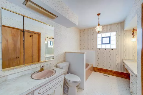 Bath - 1640 Lowe Dr, Algonquin, IL 60102 photo 3 of 3