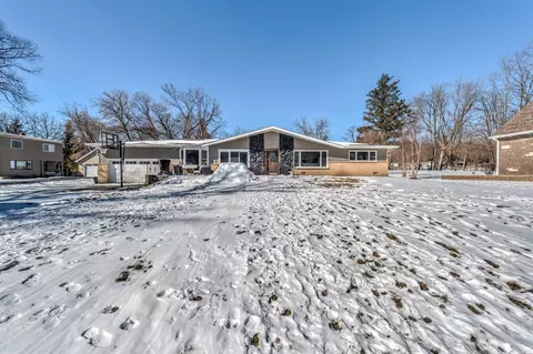 1640 Lowe Dr, Algonquin, IL 60102