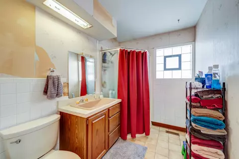 Bath - 1640 Lowe Dr, Algonquin, IL 60102 photo 2 of 3