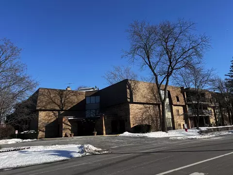 907 S Williams St #202, Westmont, IL 60559