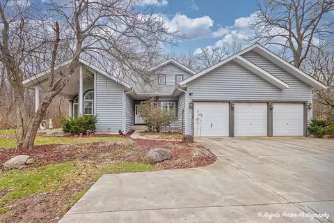 5008 Hickory Ln, Mchenry, IL 60051