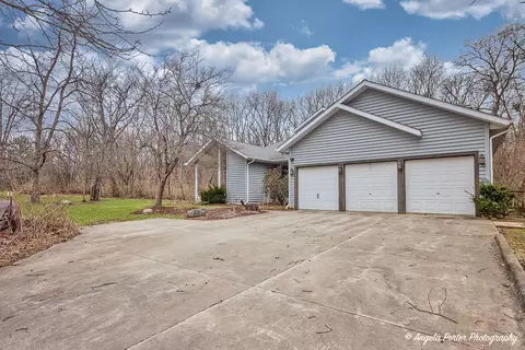 5008 Hickory Ln, Mchenry, IL 60051 photo 4