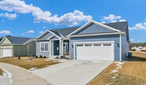 Exterior - 10 Kickapoo Dr, Monticello, IL 61856 photo 3 of 8