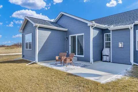 Exterior - 10 Kickapoo Dr, Monticello, IL 61856 photo 6 of 8