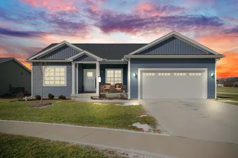 10 Kickapoo Dr, Monticello, IL 61856
