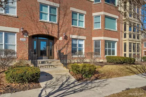 200 N River Ln #101, Geneva, IL 60134