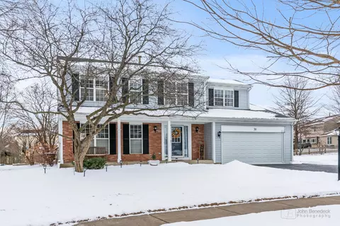 39 Mohawk St, Cary, IL 60013