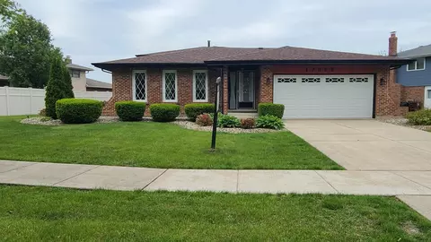 17555 Rosewood Ln, Tinley Park, IL 60487