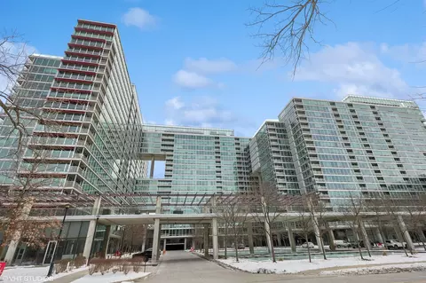 9655 Woods Dr #1411, Skokie, IL 60077
