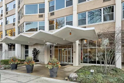 555 W Cornelia Ave #1708, Chicago, IL 60657
